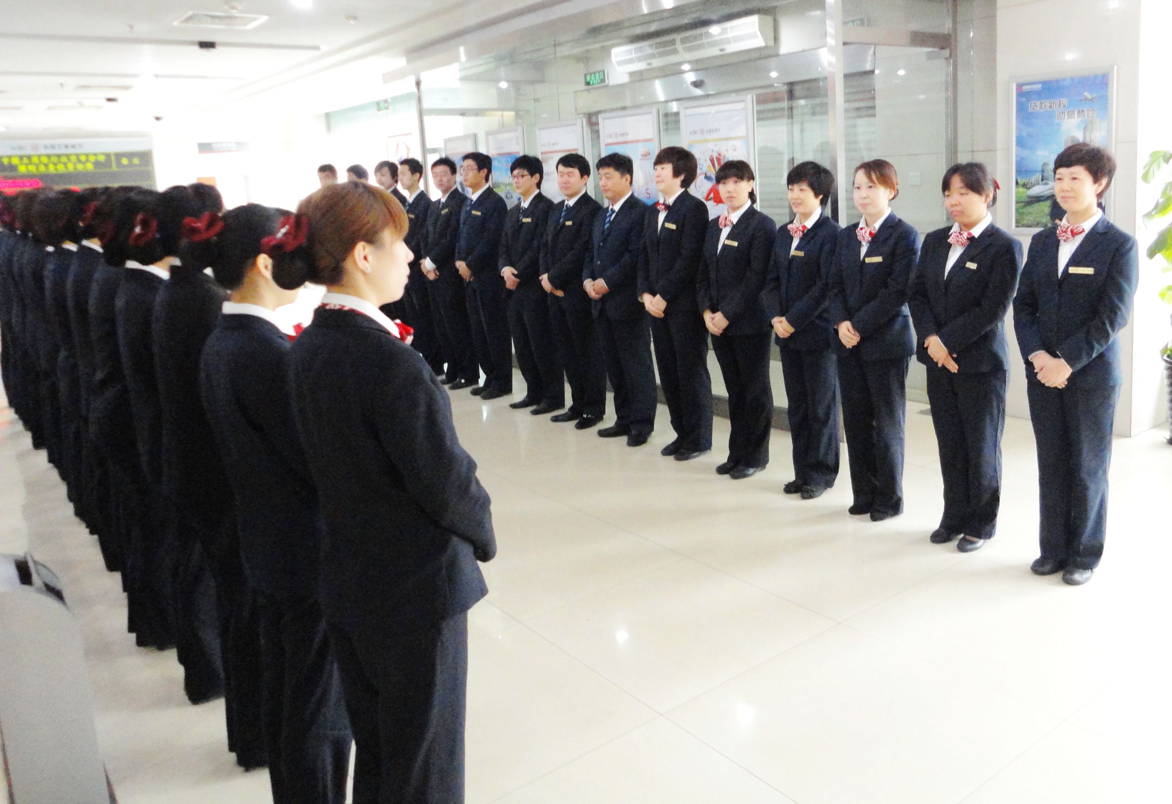 譚小芳老師中原銀行南陽分行開展《服務禮儀》培訓